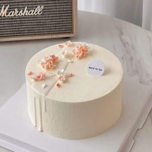 Bánh kem sinh nhật đơn giản với thiết kế nhẹ nhàng, phù hợp cho mọi dịp tại Soie Cake Đà Nẵng