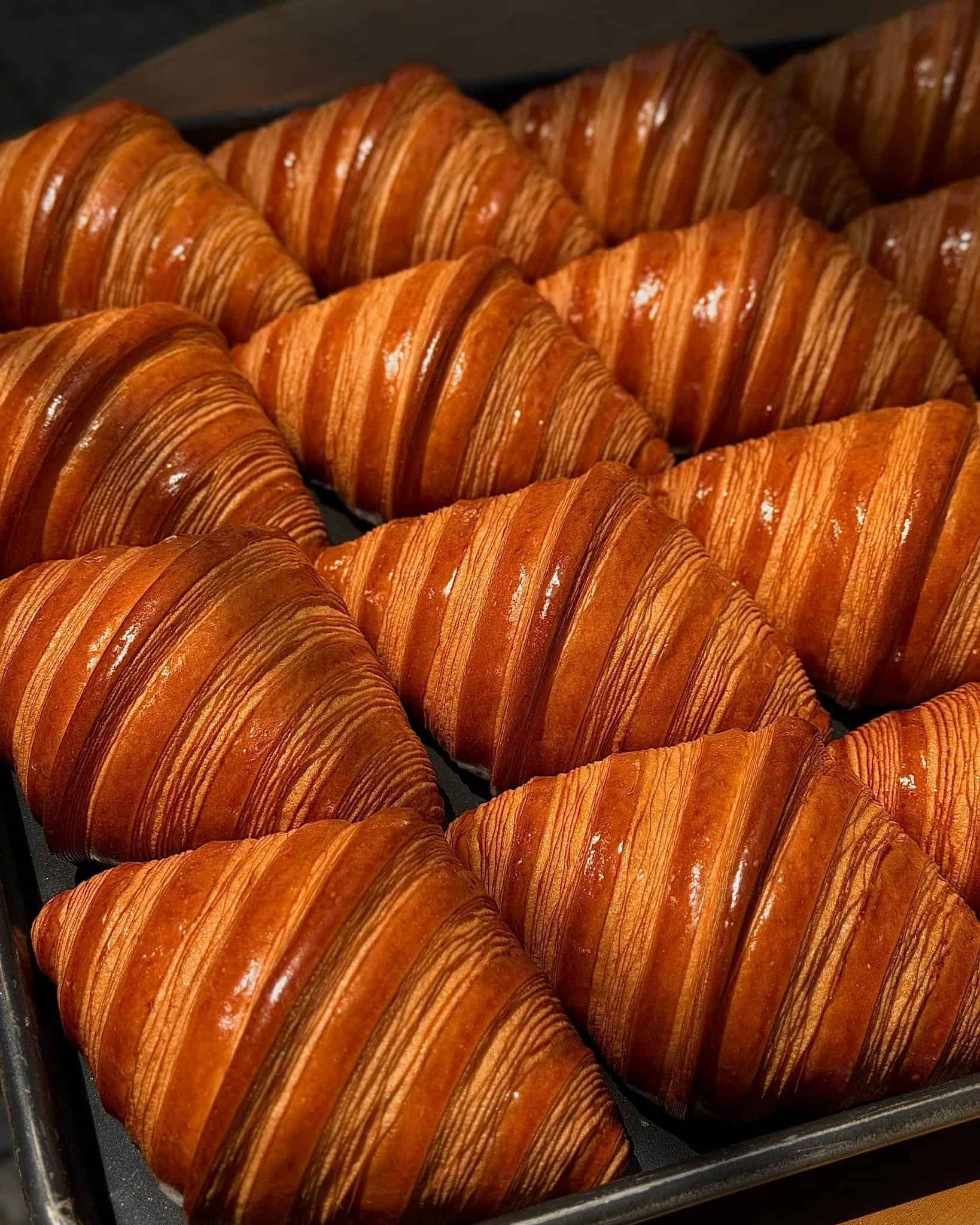 Bánh croissant bơ truyền thống chuẩn vị Pháp với lớp vỏ vàng giòn ngàn lớp, thơm bơ tự nhiên, nướng mới mỗi ngày