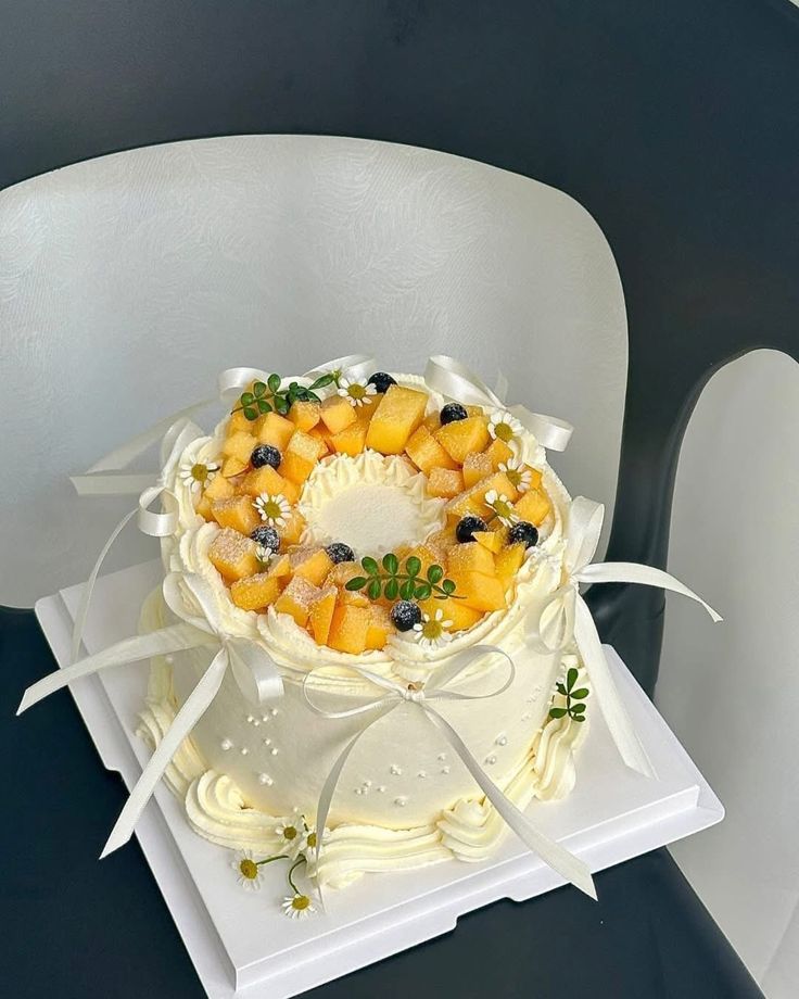 "Bánh kem xoài sinh nhật trang trí hoa cúc mẫu hiện đại Soie Cake"