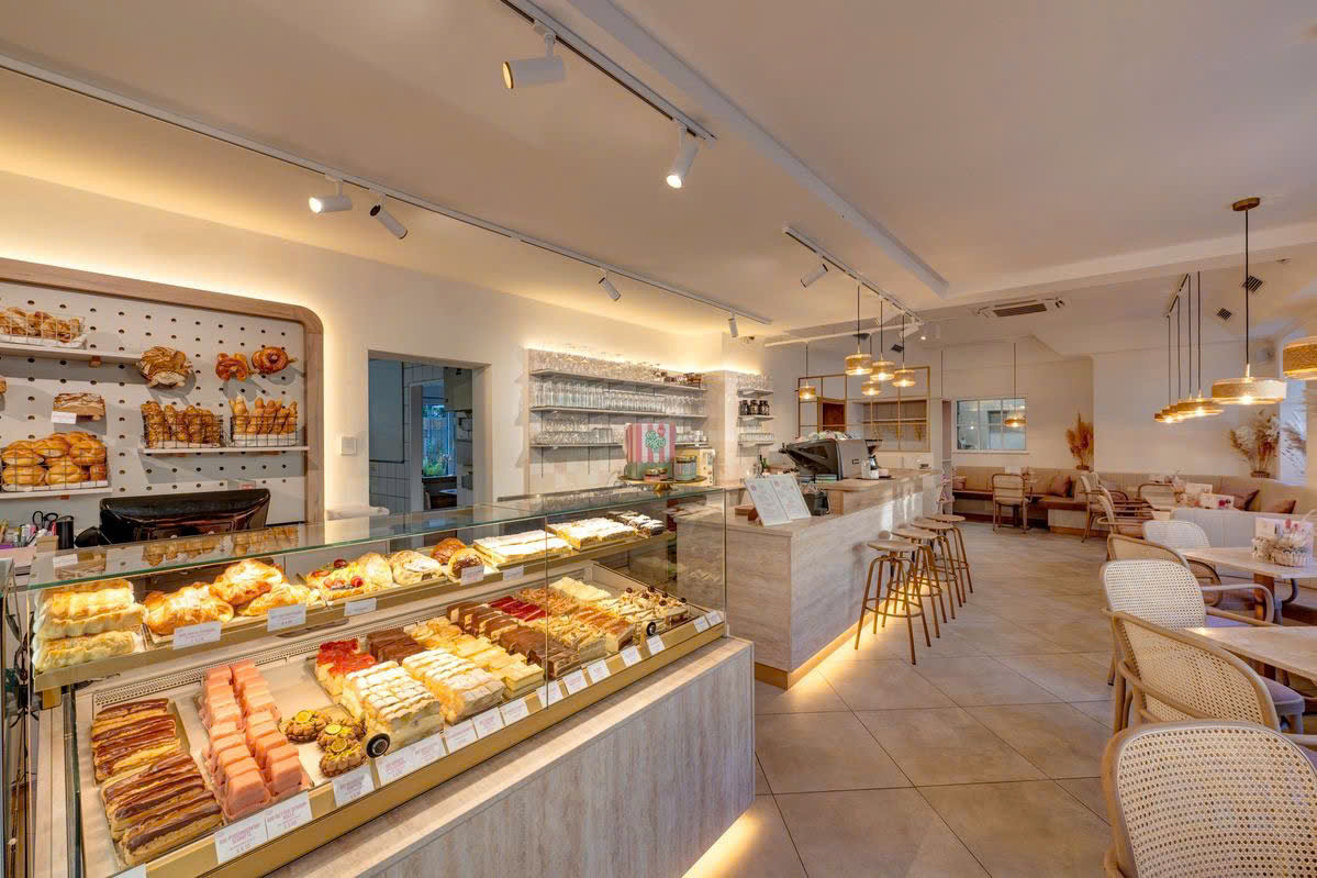 Quầy bán bánh tại SoieCake với nhiều loại bánh tươi ngon và không gian ấm cúng