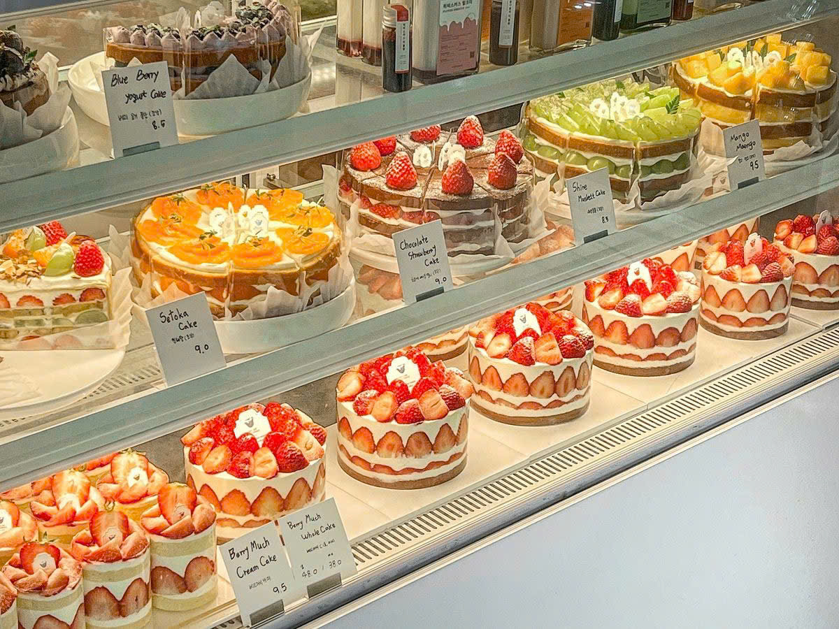 Tủ kính tiệm bánh SoieCake tại Đà Nẵng với nhiều bánh kem trái cây tươi được trưng bày đẹp mắt