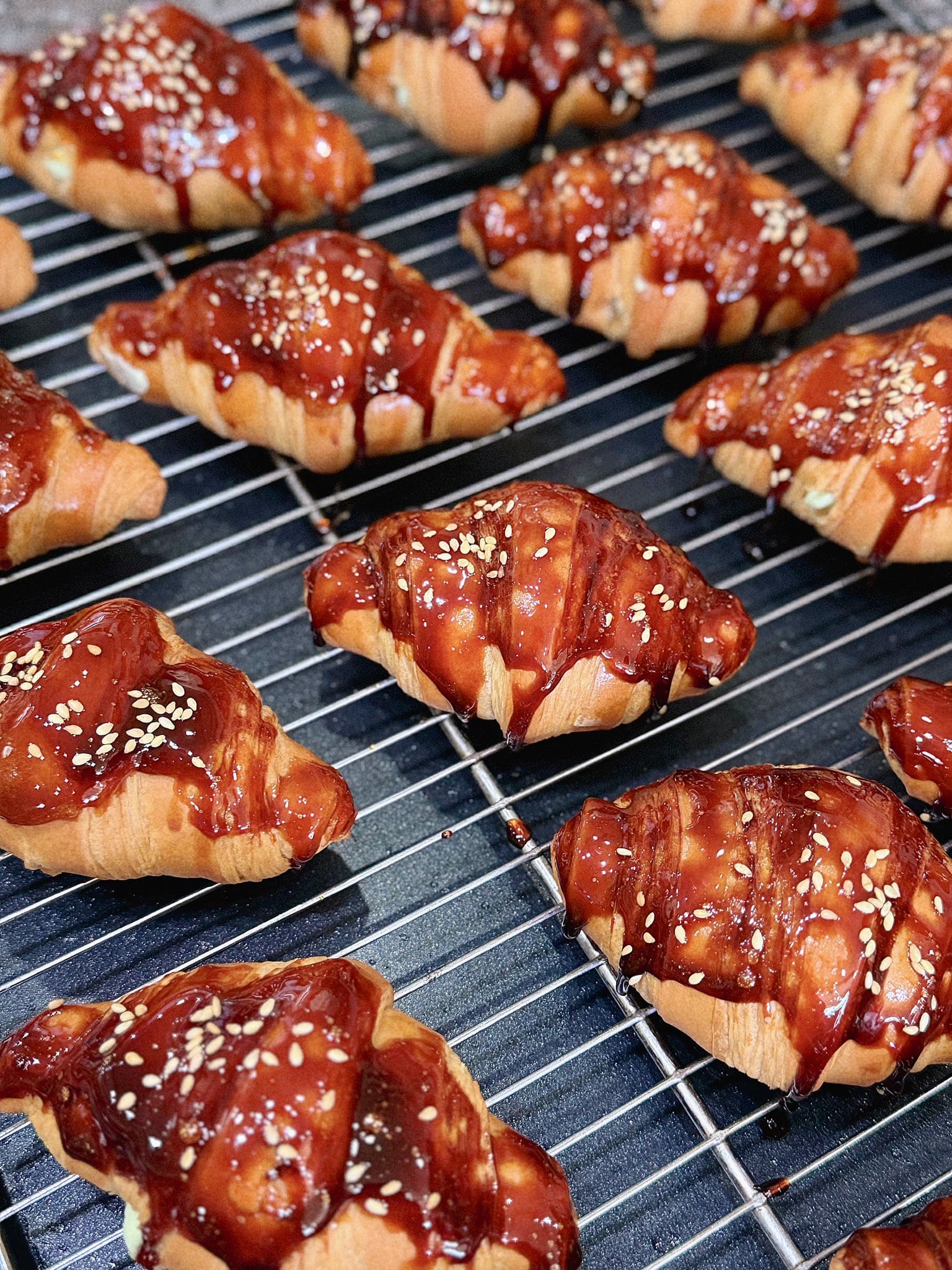 Croissant choco mint chuẩn vị bánh Âu với lớp bánh bơ thơm xốp, nhân chocolate mềm mịn hòa quyện cùng hương mint the mát đầy cuốn hút.